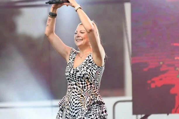 BARDZO krótka spódniczka Magdy Narożnej! Gwiazda Pięknych i Młodych to najlepiej ubrana wokalistka w disco polo?