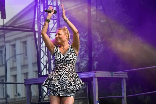 BARDZO krótka spódniczka Magdy Narożnej! Gwiazda Pięknych i Młodych to najlepiej ubrana wokalistka w disco polo?