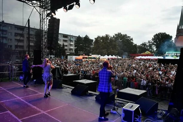 BARDZO krótka spódniczka Magdy Narożnej! Gwiazda Pięknych i Młodych to najlepiej ubrana wokalistka w disco polo?