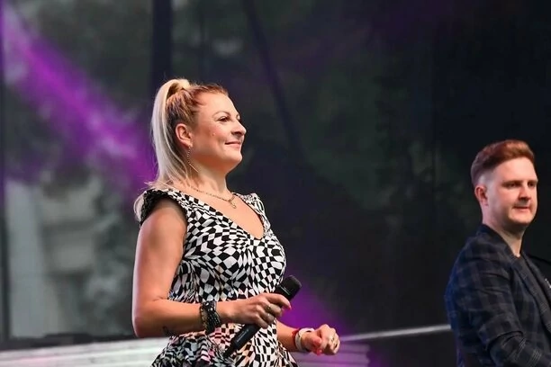 BARDZO krótka spódniczka Magdy Narożnej! Gwiazda Pięknych i Młodych to najlepiej ubrana wokalistka w disco polo?