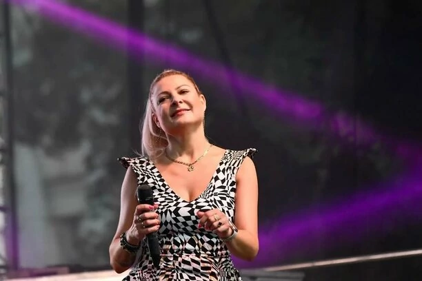 BARDZO krótka spódniczka Magdy Narożnej! Gwiazda Pięknych i Młodych to najlepiej ubrana wokalistka w disco polo?