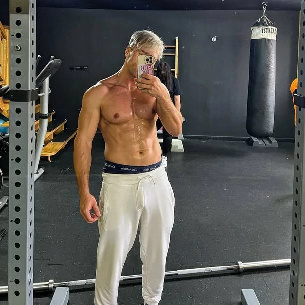 Skolim pokazał gołą klatę! Jego sześciopak robi wrażenie! Fanki oszalały z zachwytu | FOTO