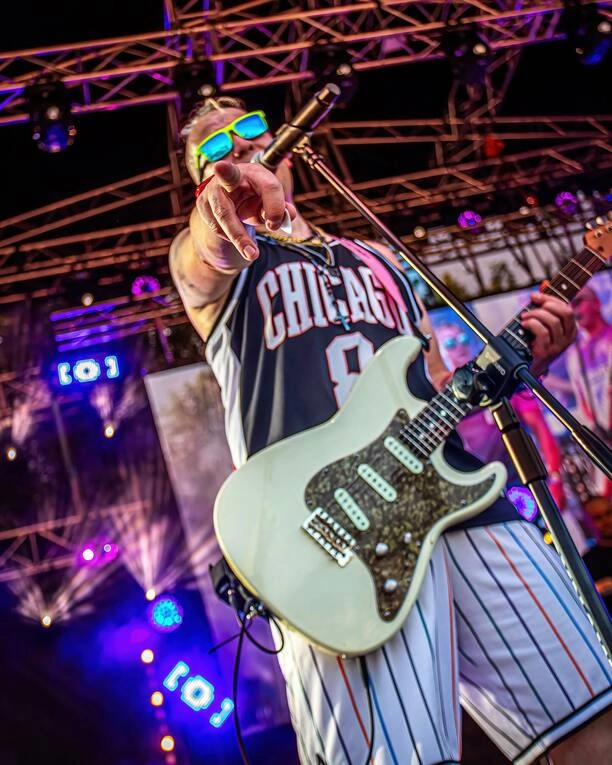 Kim jest tajemniczy gitarzysta Skolima? Poznaj Luxona i jego muzyczną karierę