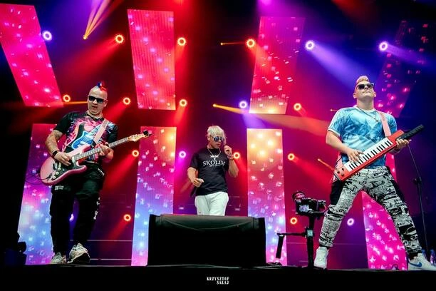 Kim jest tajemniczy gitarzysta Skolima? Poznaj Luxona i jego muzyczną karierę