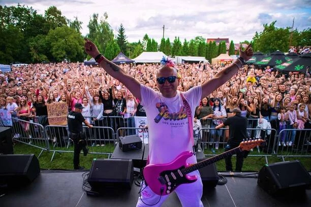 Kim jest tajemniczy gitarzysta Skolima? Poznaj Luxona i jego muzyczną karierę