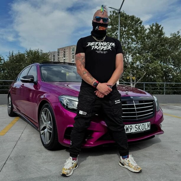 Kim jest tajemniczy gitarzysta Skolima? Poznaj Luxona i jego muzyczną karierę