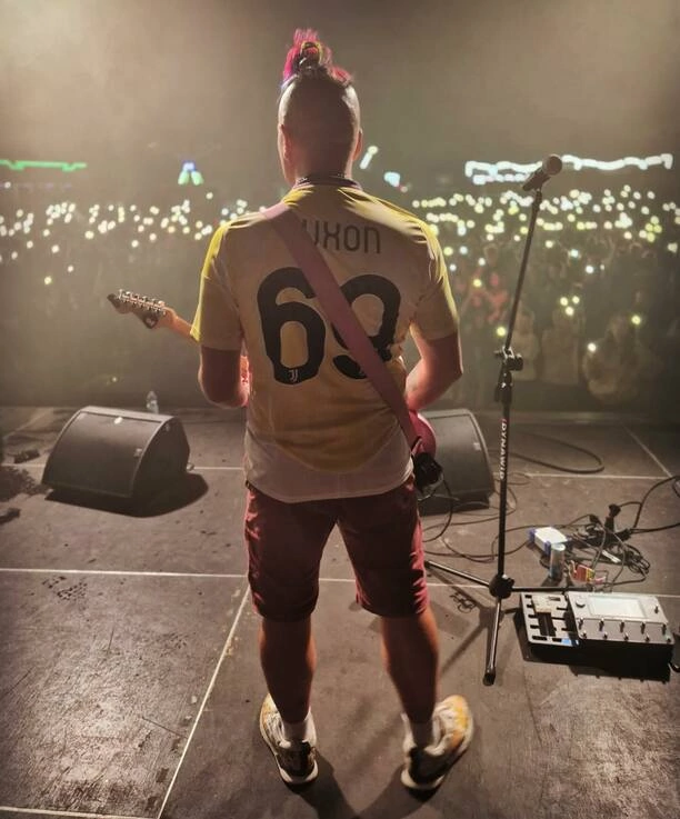 Kim jest tajemniczy gitarzysta Skolima? Poznaj Luxona i jego muzyczną karierę