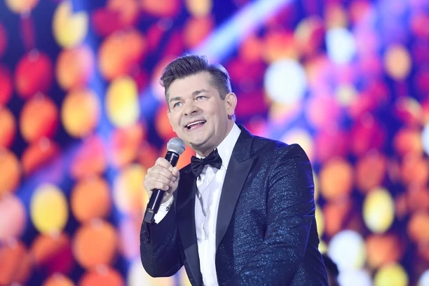 Oglądaliście?! Tak Zenon Martyniuk zaskoczył podczas Sylwestra Marzeń z Dwójką! Genialny występ króla disco polo przejdzie do historii!