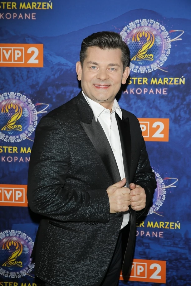 Oglądaliście?! Tak Zenon Martyniuk zaskoczył podczas Sylwestra Marzeń z Dwójką! Genialny występ króla disco polo przejdzie do historii!