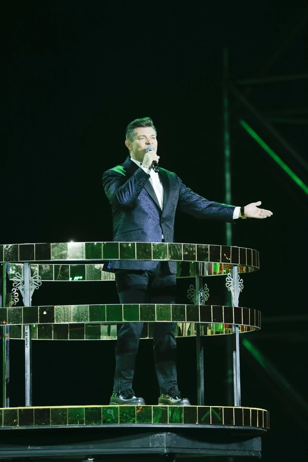 Oglądaliście?! Tak Zenon Martyniuk zaskoczył podczas Sylwestra Marzeń z Dwójką! Genialny występ króla disco polo przejdzie do historii!