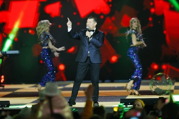 Oglądaliście?! Tak Zenon Martyniuk zaskoczył podczas Sylwestra Marzeń z Dwójką! Genialny występ króla disco polo przejdzie do historii!