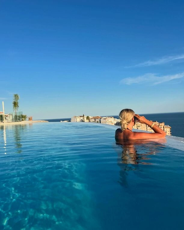 Monika Chwajoł chwali się krągłościami w skąpym bikini na wakacjach w Hiszpanii! Gwiazda, przygotowała dla fanów coś wyjątkowego! 