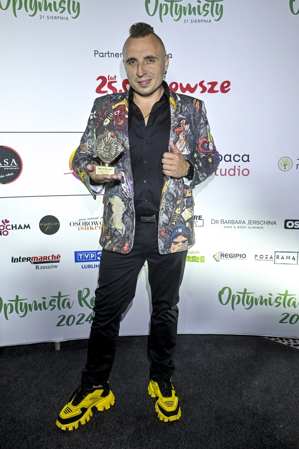 Gwiazdor disco polo z nagrodą Optymista Roku 2024: Wielki sukces Pawła Dudka, podbijającego rynek jako Czadoman! 