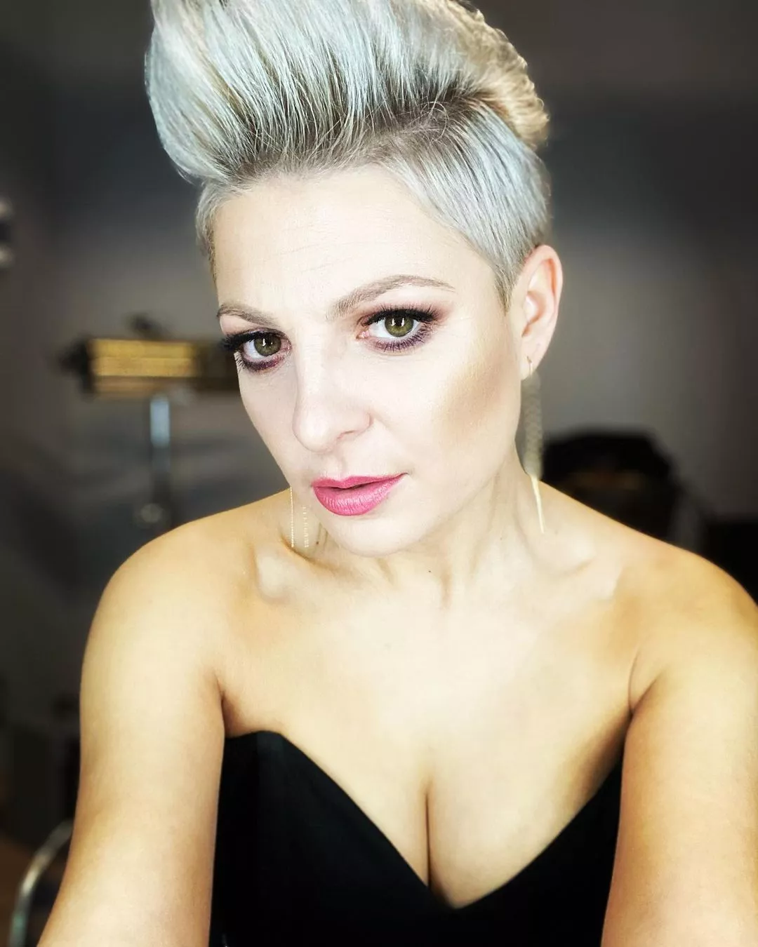 Odważny strój gwiazdy disco polo