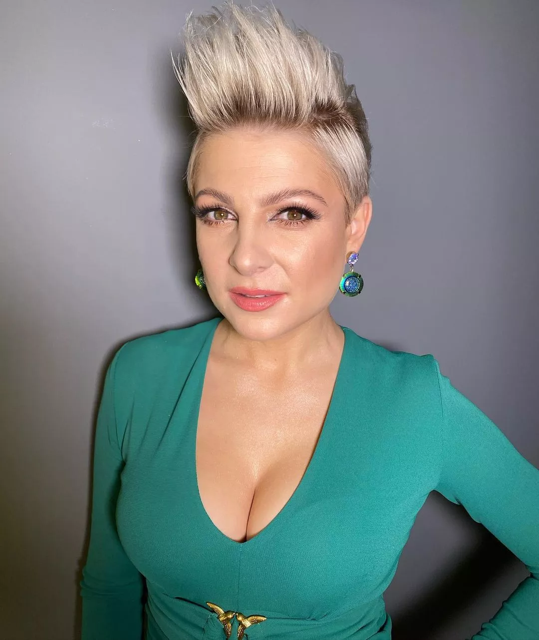 Piękny makijaż i dekolt Magdy Narożnej może oczarować