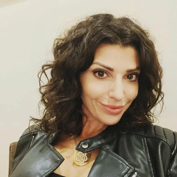 Nowa wokalistka zespołu Top Girls zachwyca odsłoniętym biustem! Gorący widok gwiazdy disco polo rozpalił zmysły fanów! 