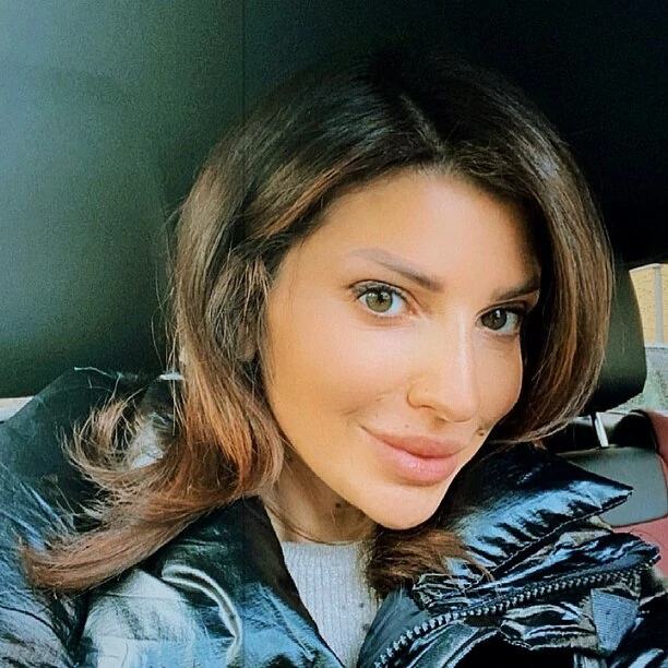 Nowa wokalistka zespołu Top Girls zachwyca odsłoniętym biustem! Gorący widok gwiazdy disco polo rozpalił zmysły fanów! 