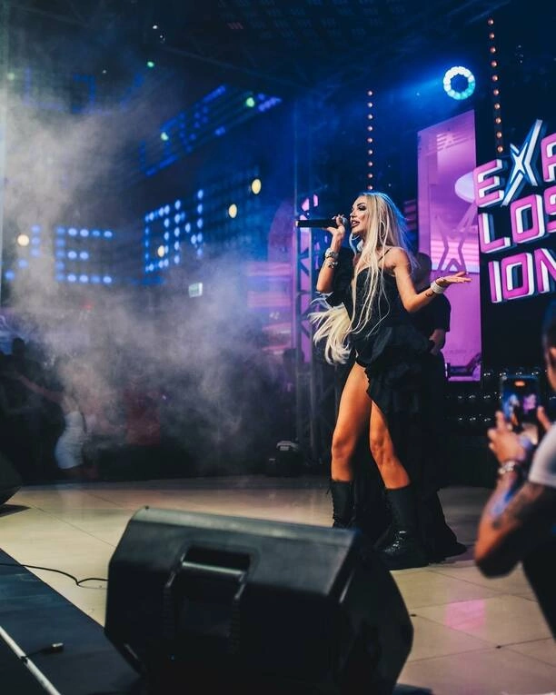 Mocno odkryte okolice bikini i głęboki dekolt! Tak gwiazda disco polo zagrała w Warszawskim klubie Explosion!