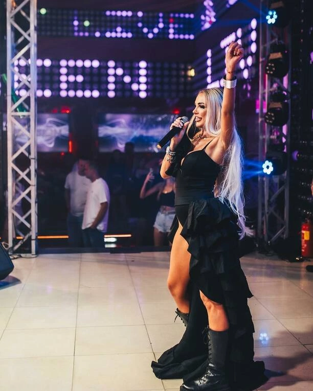 Mocno odkryte okolice bikini i głęboki dekolt! Tak gwiazda disco polo zagrała w Warszawskim klubie Explosion!