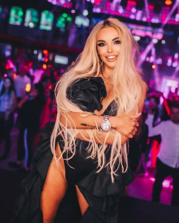 Mocno odkryte okolice bikini i głęboki dekolt! Tak gwiazda disco polo zagrała w Warszawskim klubie Explosion!