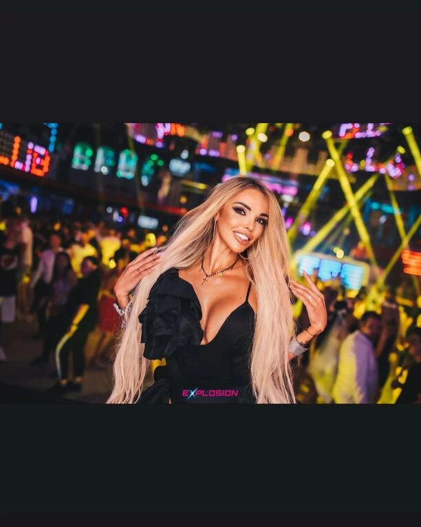 Mocno odkryte okolice bikini i głęboki dekolt! Tak gwiazda disco polo zagrała w Warszawskim klubie Explosion!