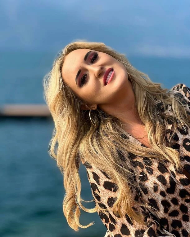 Znana wokalistka disco polo w namiętnym pocałunku! Uwagę zwraca jej odkryty dekolt! [Zdjęcia]