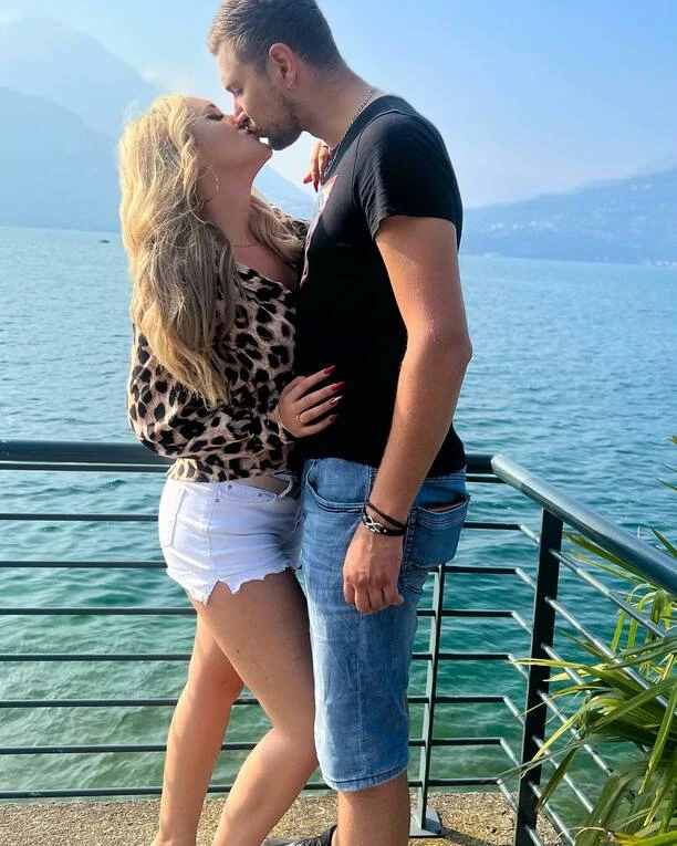 Znana wokalistka disco polo w namiętnym pocałunku! Uwagę zwraca jej odkryty dekolt! [Zdjęcia]