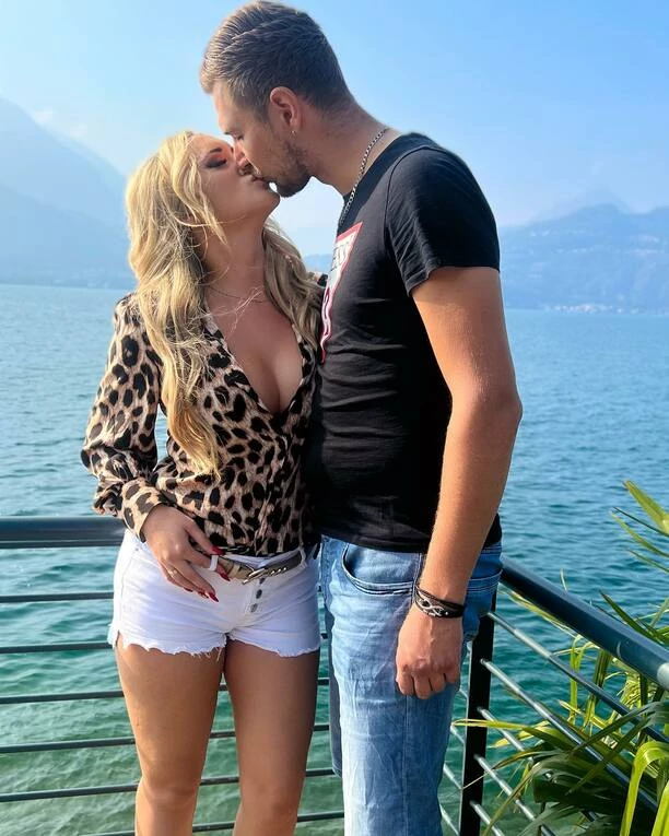 Znana wokalistka disco polo w namiętnym pocałunku! Uwagę zwraca jej odkryty dekolt! [Zdjęcia]