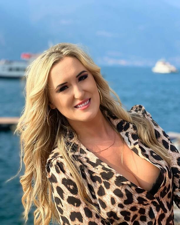 Znana wokalistka disco polo w namiętnym pocałunku! Uwagę zwraca jej odkryty dekolt! [Zdjęcia]