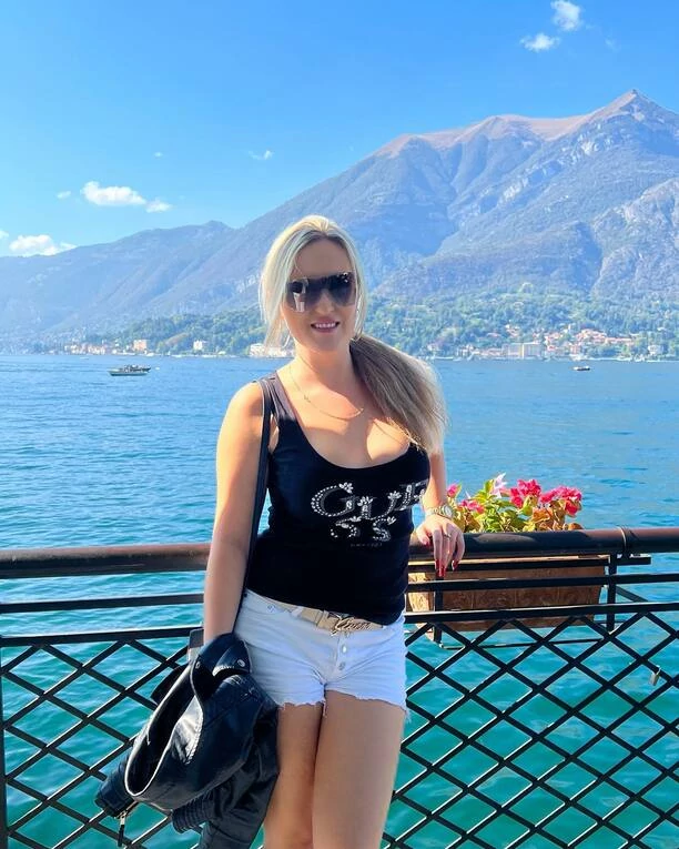 Znana wokalistka disco polo w namiętnym pocałunku! Uwagę zwraca jej odkryty dekolt! [Zdjęcia]