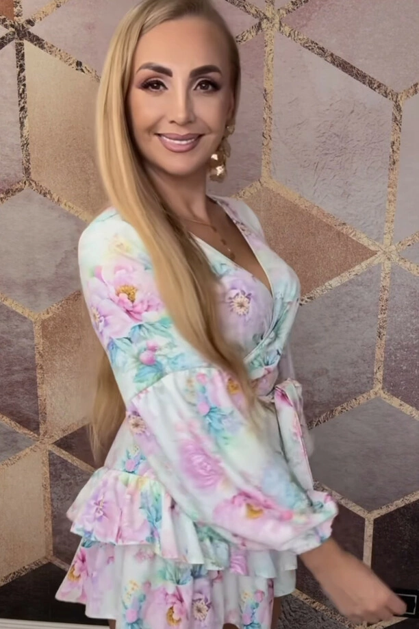 Żona Dawida Narożnego - Joanna szokuje głębokim dekolt! Zobaczcie, co przygotowała na majówkę! To HIT tej wiosny?! 