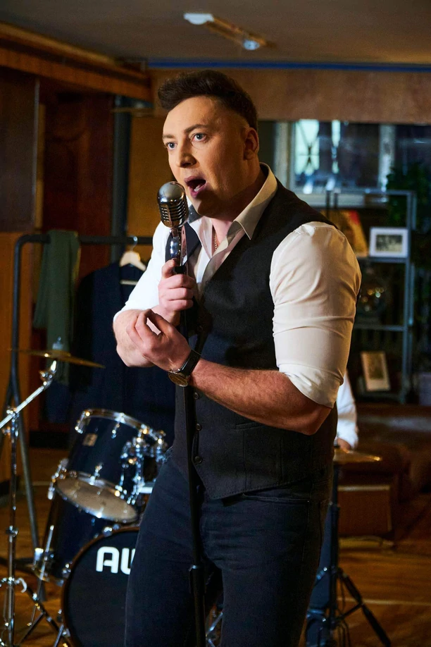 Albik twórca hitu „Ona„ postawił na elektryczne rytmy basowe z muzyką house! Podbije utworem pt. „Popielniczka„ listy przebojów?! 