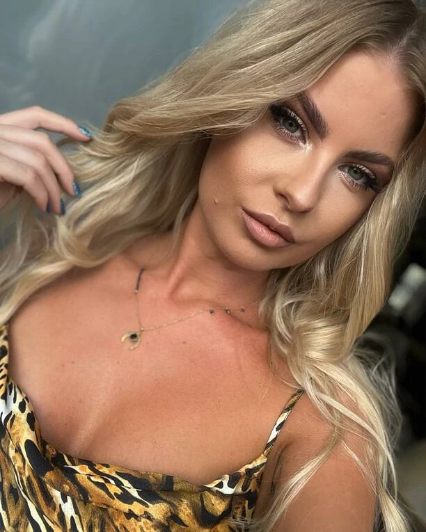 Przepiękna wokalistka disco polo zachwyca idealnym ciałem na plaży! Wygląda jakby była na Bali! 