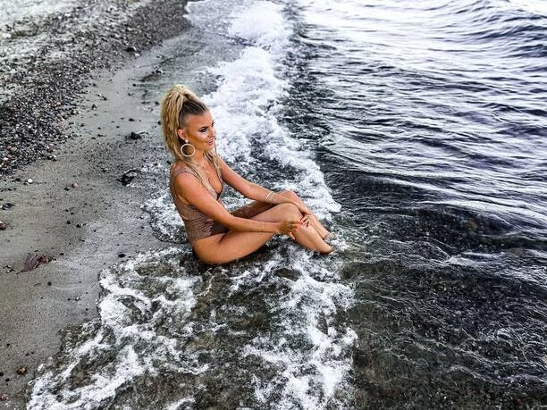 Przepiękna wokalistka disco polo zachwyca idealnym ciałem na plaży! Wygląda jakby była na Bali! 