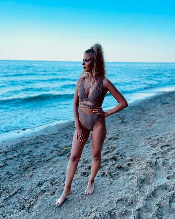 Przepiękna wokalistka disco polo zachwyca idealnym ciałem na plaży! Wygląda jakby była na Bali! 