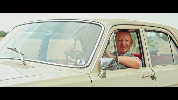 Policja na planie teledysku disco polo?! Funkcjonariuszka zatrzymała mechanika! 