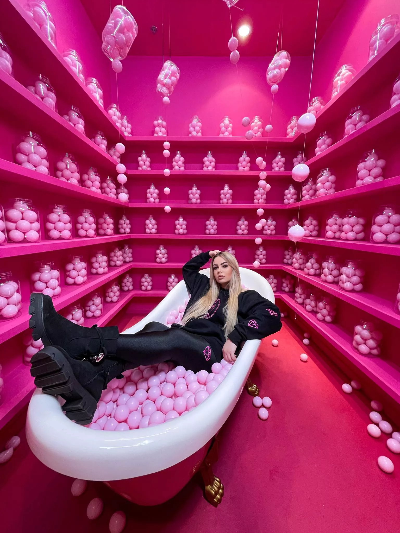 Po raz pierwszy w disco polo! Topky nagrały klip do anglojęzycznego przeboju! Angelika Żmijewska i Paula Karpowicz idą pod prąd! Będzie bardzo różowo!