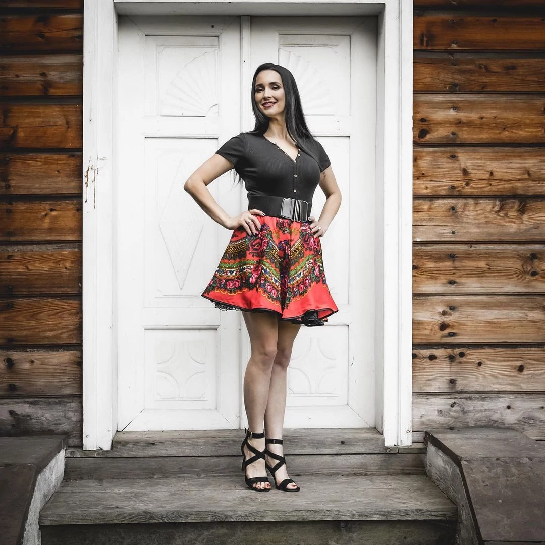 Cudowne nogi i ponętny strój! Emilia Sanecka z Daj to Głośniej zachwyca olśniewającymi stylizacjami! Fani nie mogą wyjść z podziwu!