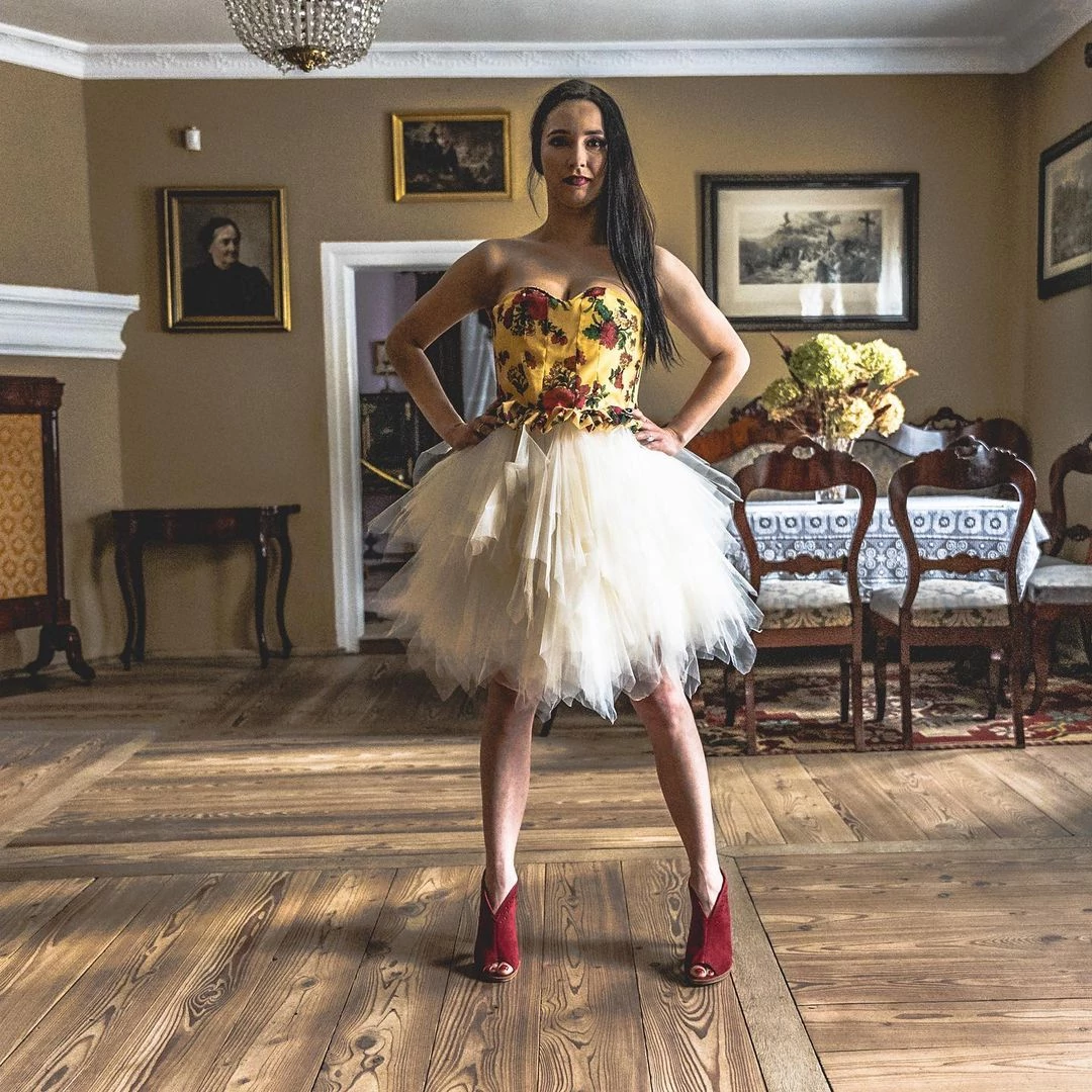 Cudowne nogi i ponętny strój! Emilia Sanecka z Daj to Głośniej zachwyca olśniewającymi stylizacjami! Fani nie mogą wyjść z podziwu!