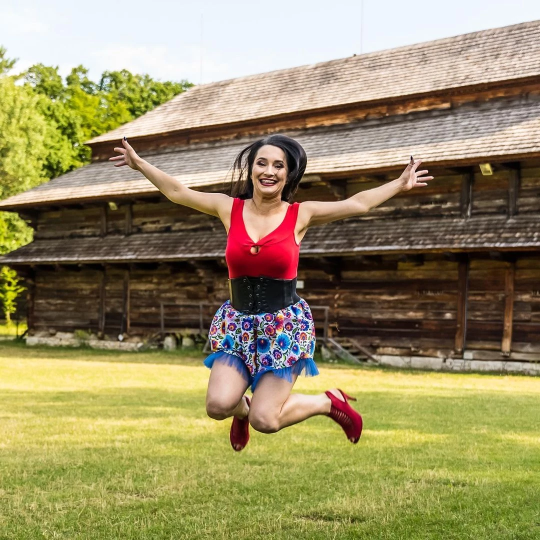 Cudowne nogi i ponętny strój! Emilia Sanecka z Daj to Głośniej zachwyca olśniewającymi stylizacjami! Fani nie mogą wyjść z podziwu!