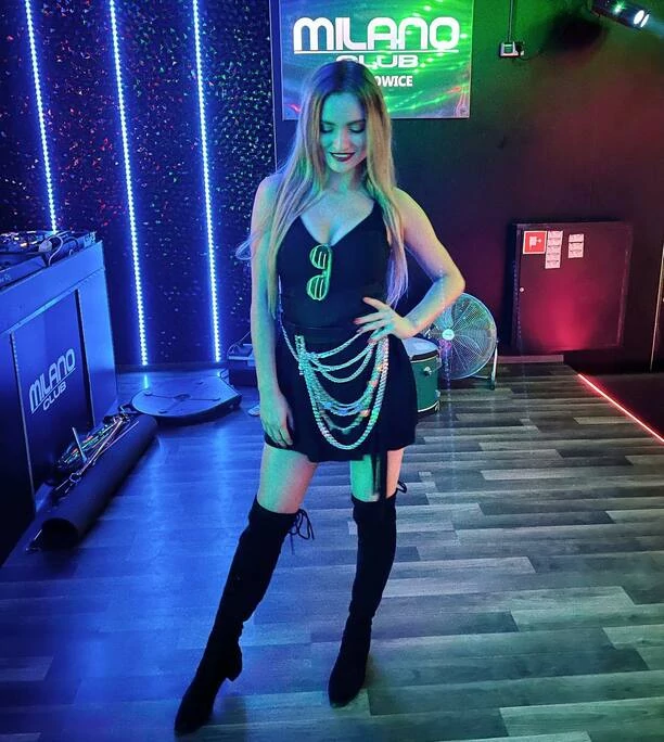 Śliczna wokalistka disco polo zachwyca gorącą stylizacją na koncercie! Uwagę zwraca odsłonięte ciało! FOTO 