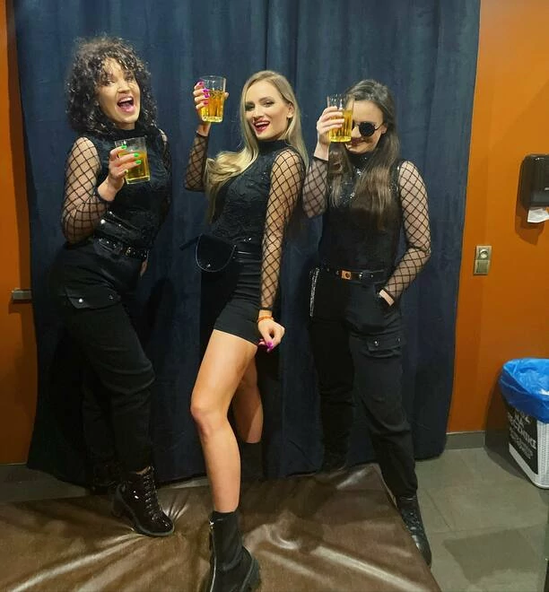 Śliczna wokalistka disco polo zachwyca gorącą stylizacją na koncercie! Uwagę zwraca odsłonięte ciało! FOTO 