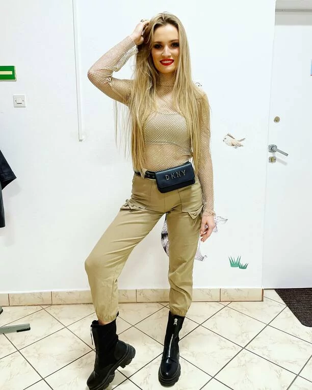 Śliczna wokalistka disco polo zachwyca gorącą stylizacją na koncercie! Uwagę zwraca odsłonięte ciało! FOTO 