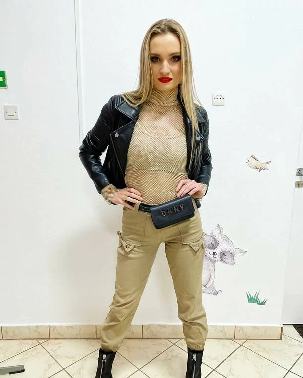 Śliczna wokalistka disco polo zachwyca gorącą stylizacją na koncercie! Uwagę zwraca odsłonięte ciało! FOTO 