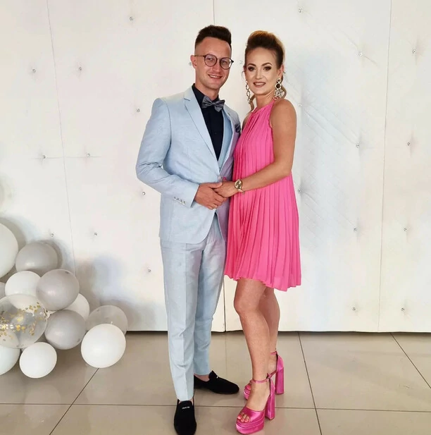 Znany wokalista disco polo w objęciach pięknej żony! Kuba z formacji Playboys na przyjęciu weselnym robi furorę! „Piękna para„!