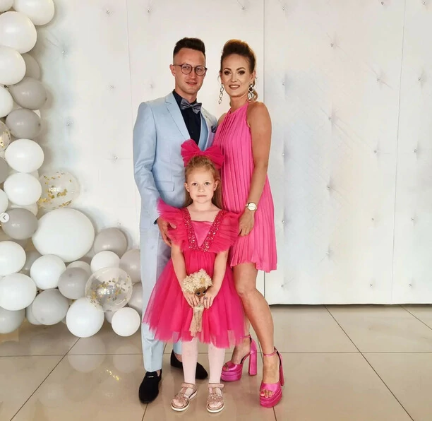 Znany wokalista disco polo w objęciach pięknej żony! Kuba z formacji Playboys na przyjęciu weselnym robi furorę! „Piękna para„!