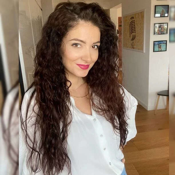 Piękna żona wokalisty Power Play w wiosennym wydaniu! Deni Gazda czaruje burzą loków i cudownym spojrzeniem! Wygląda zjawiskowo!
