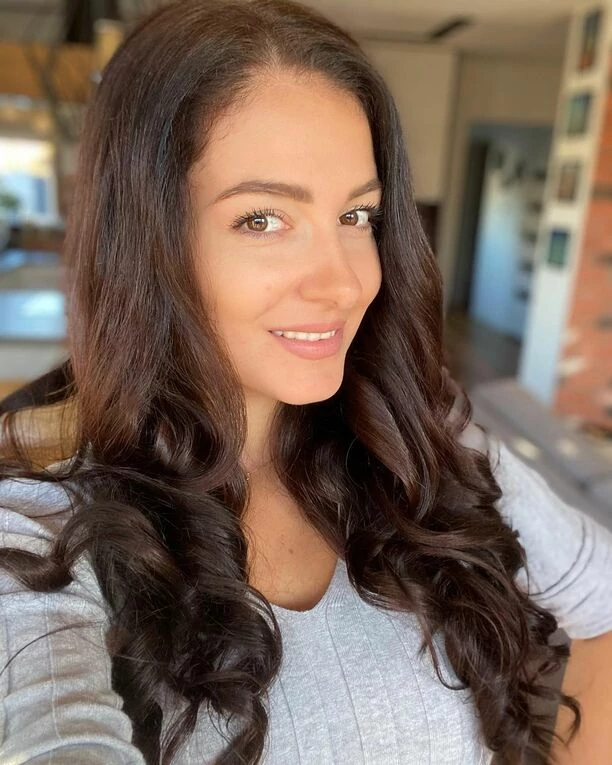 Piękna żona wokalisty Power Play w wiosennym wydaniu! Deni Gazda czaruje burzą loków i cudownym spojrzeniem! Wygląda zjawiskowo!
