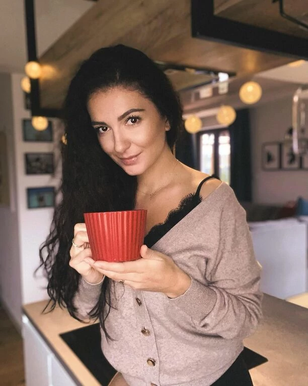 Piękna żona wokalisty Power Play w wiosennym wydaniu! Deni Gazda czaruje burzą loków i cudownym spojrzeniem! Wygląda zjawiskowo!
