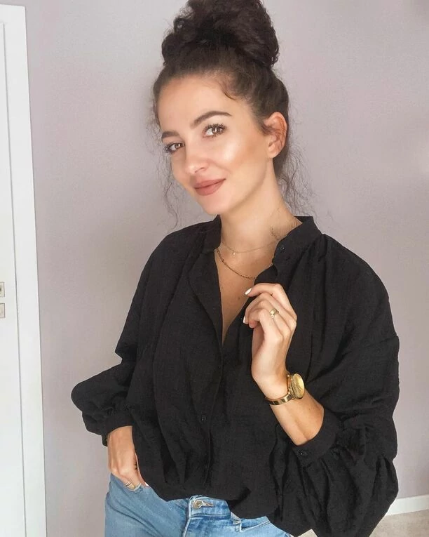 Piękna żona wokalisty Power Play w wiosennym wydaniu! Deni Gazda czaruje burzą loków i cudownym spojrzeniem! Wygląda zjawiskowo!
